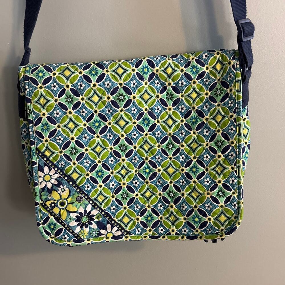 VERA BRADLEY Retired Daisy Daisy Pattern large Messenger bag